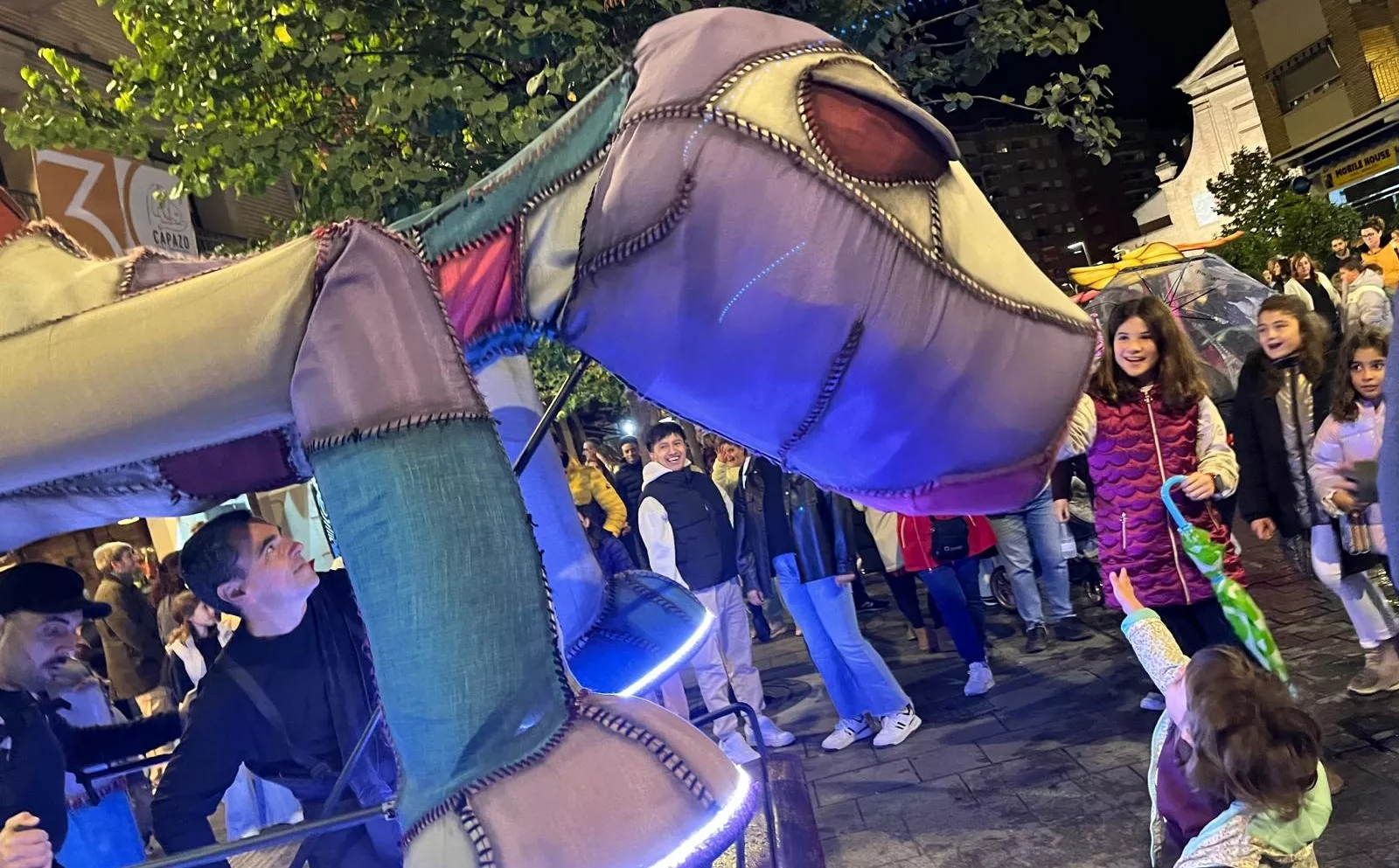 Pasacalles de “Les Nomades” y sus dinosaurios gigantes en el Spin Festival. Foto Mercedes Manterola