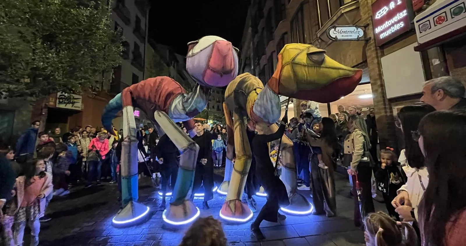 Pasacalles de “Les Nomades” y sus dinosaurios gigantes en el Spin Festival. Foto Mercedes Manterola