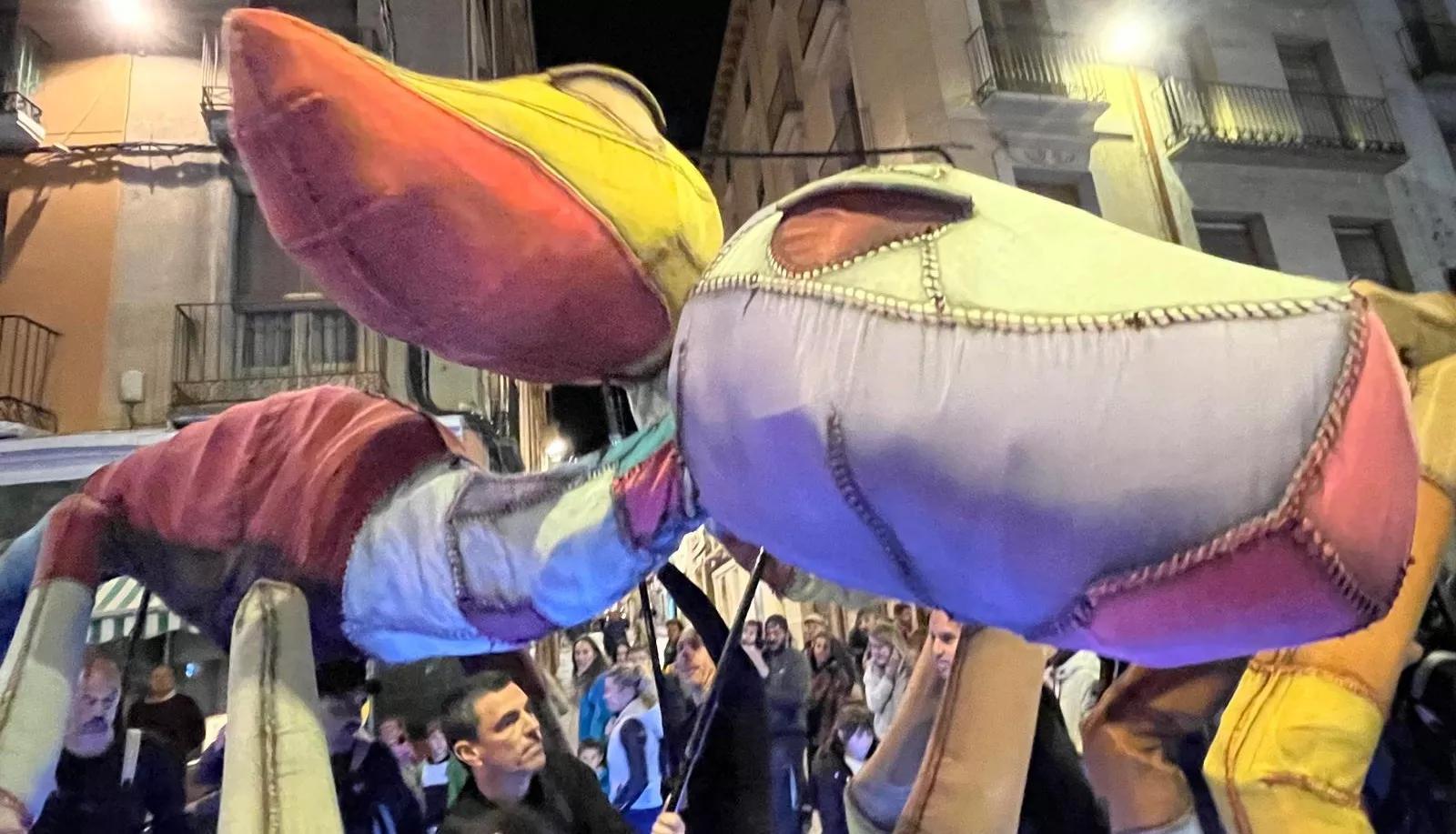 Pasacalles de “Les Nomades” y sus dinosaurios gigantes en el Spin Festival. Foto Mercedes Manterola