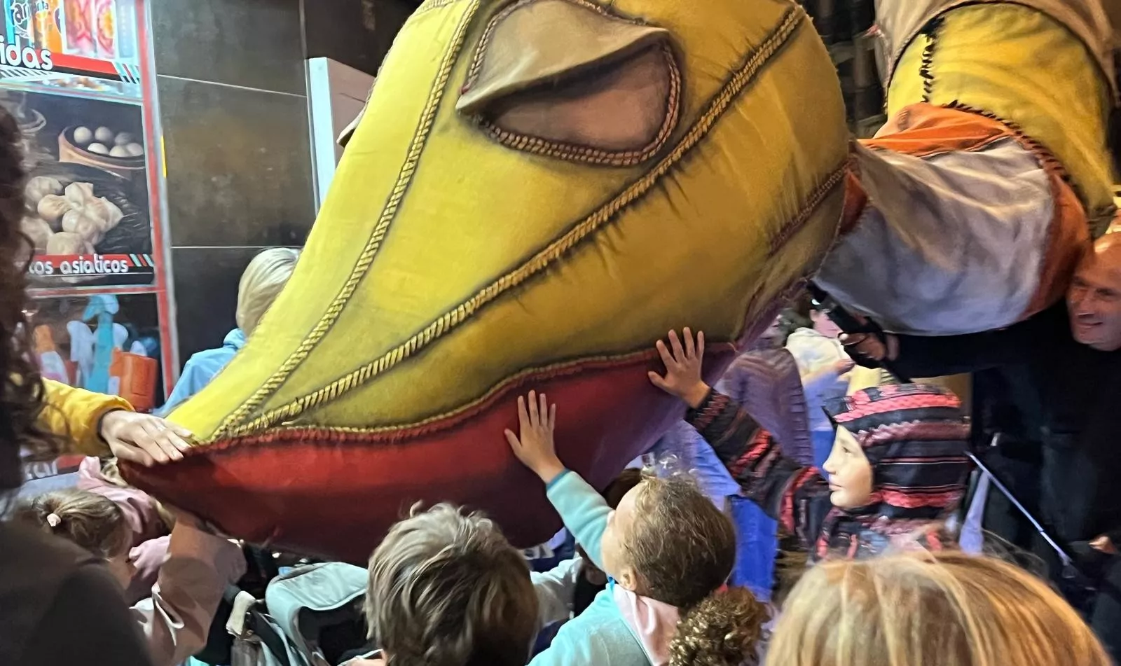 Pasacalles de “Les Nomades” y sus dinosaurios gigantes en el Spin Festival. Foto Mercedes Manterola