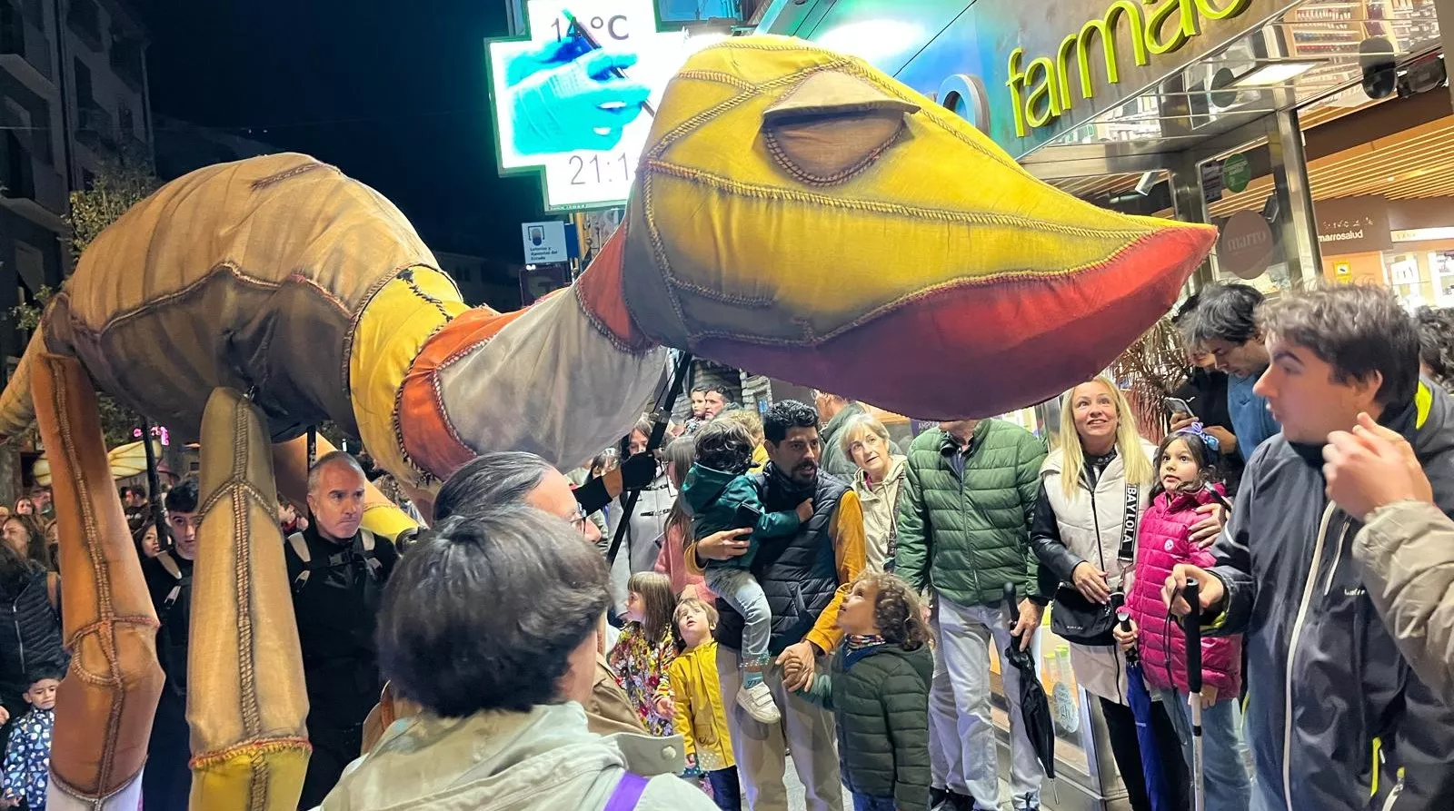 Pasacalles de “Les Nomades” y sus dinosaurios gigantes en el Spin Festival. Foto Mercedes Manterola