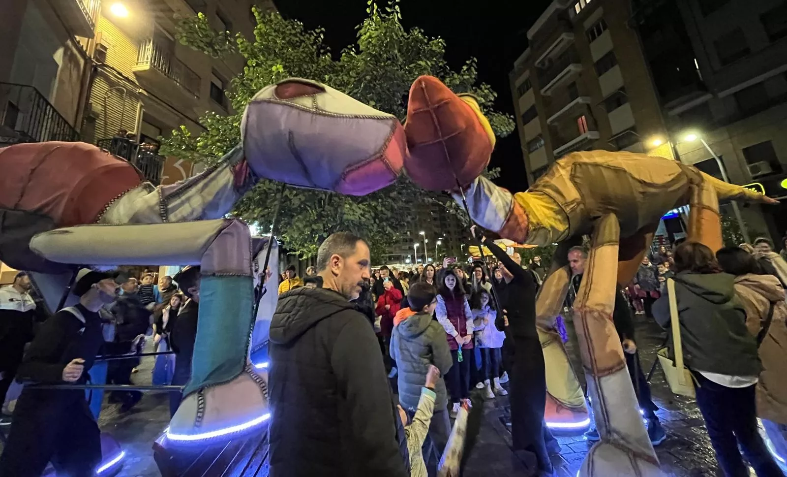 Pasacalles de “Les Nomades” y sus dinosaurios gigantes en el Spin Festival. Foto Mercedes Manterola