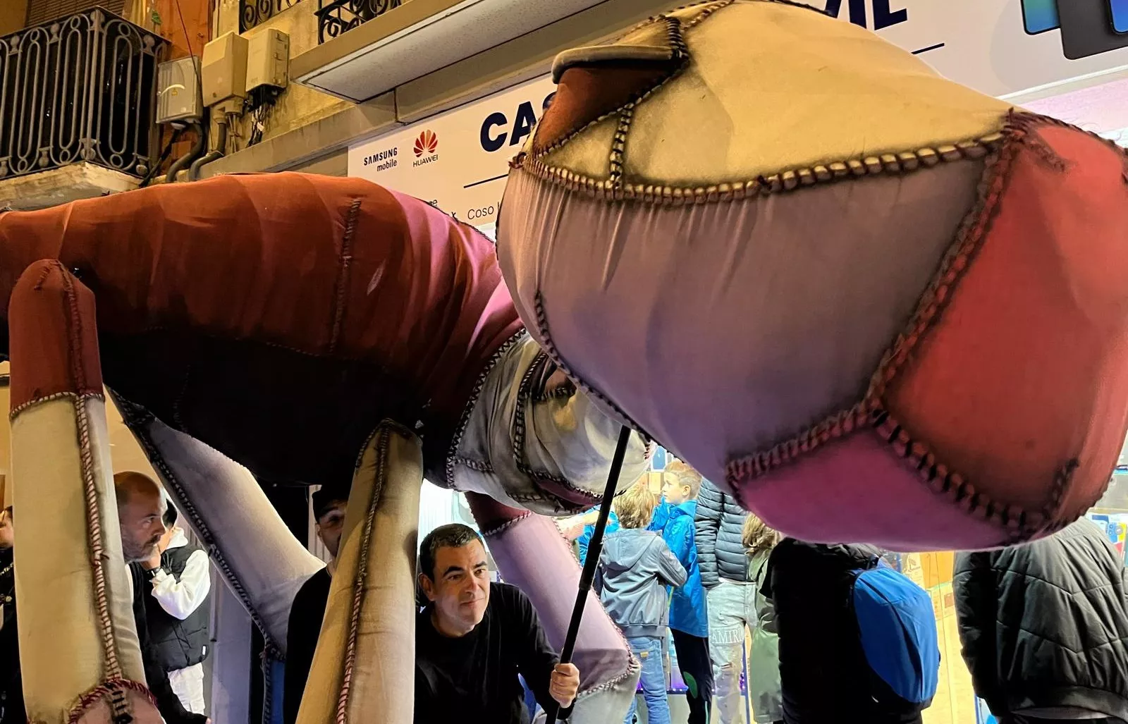 Pasacalles de “Les Nomades” y sus dinosaurios gigantes en el Spin Festival. Foto Mercedes Manterola