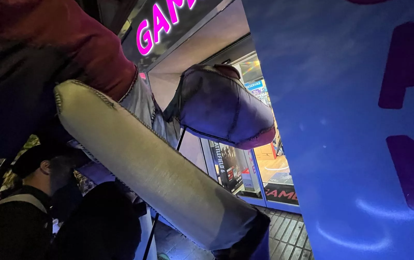 Pasacalles de “Les Nomades” y sus dinosaurios gigantes en el Spin Festival. Foto Mercedes Manterola