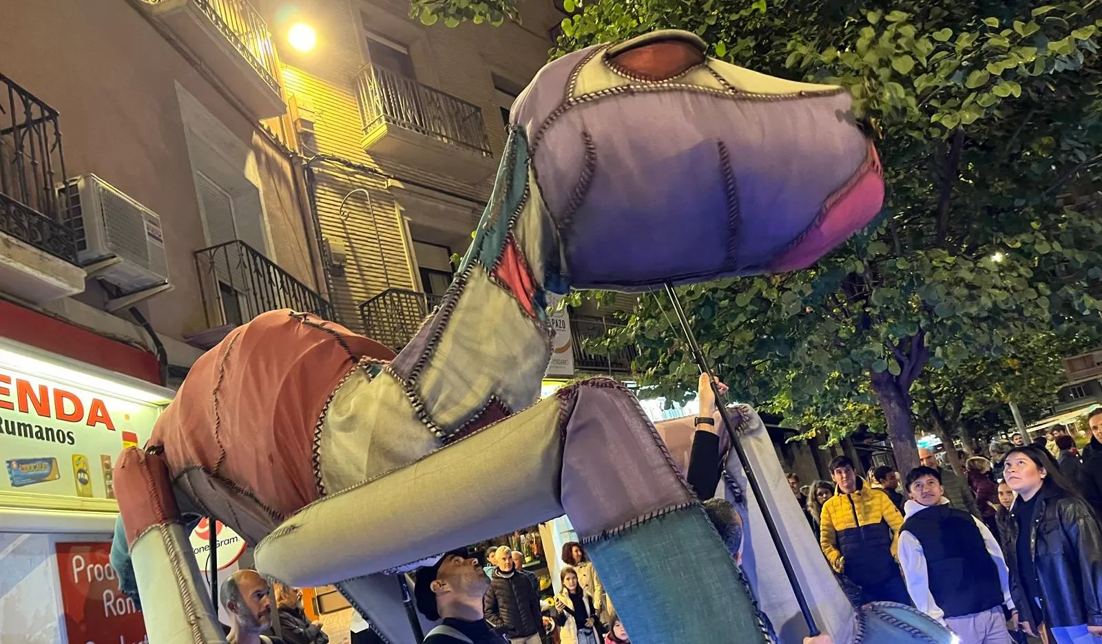 Pasacalles de “Les Nomades” y sus dinosaurios gigantes en el Spin Festival. Foto Mercedes Manterola