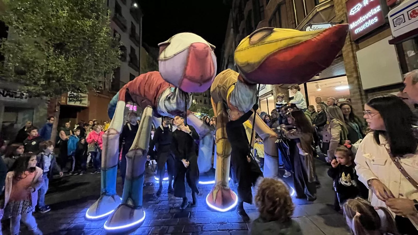 Pasacalles de “Les Nomades” y sus dinosaurios gigantes en el Spin Festival. Foto Mercedes Manterola