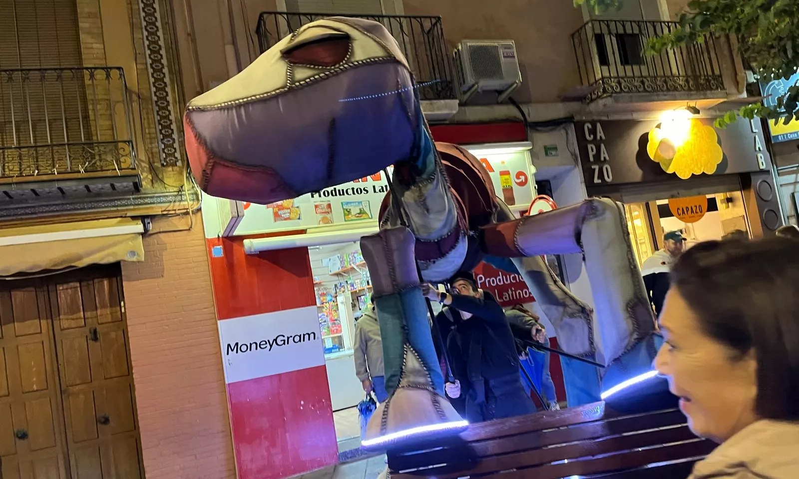 Pasacalles de “Les Nomades” y sus dinosaurios gigantes en el Spin Festival. Foto Mercedes Manterola