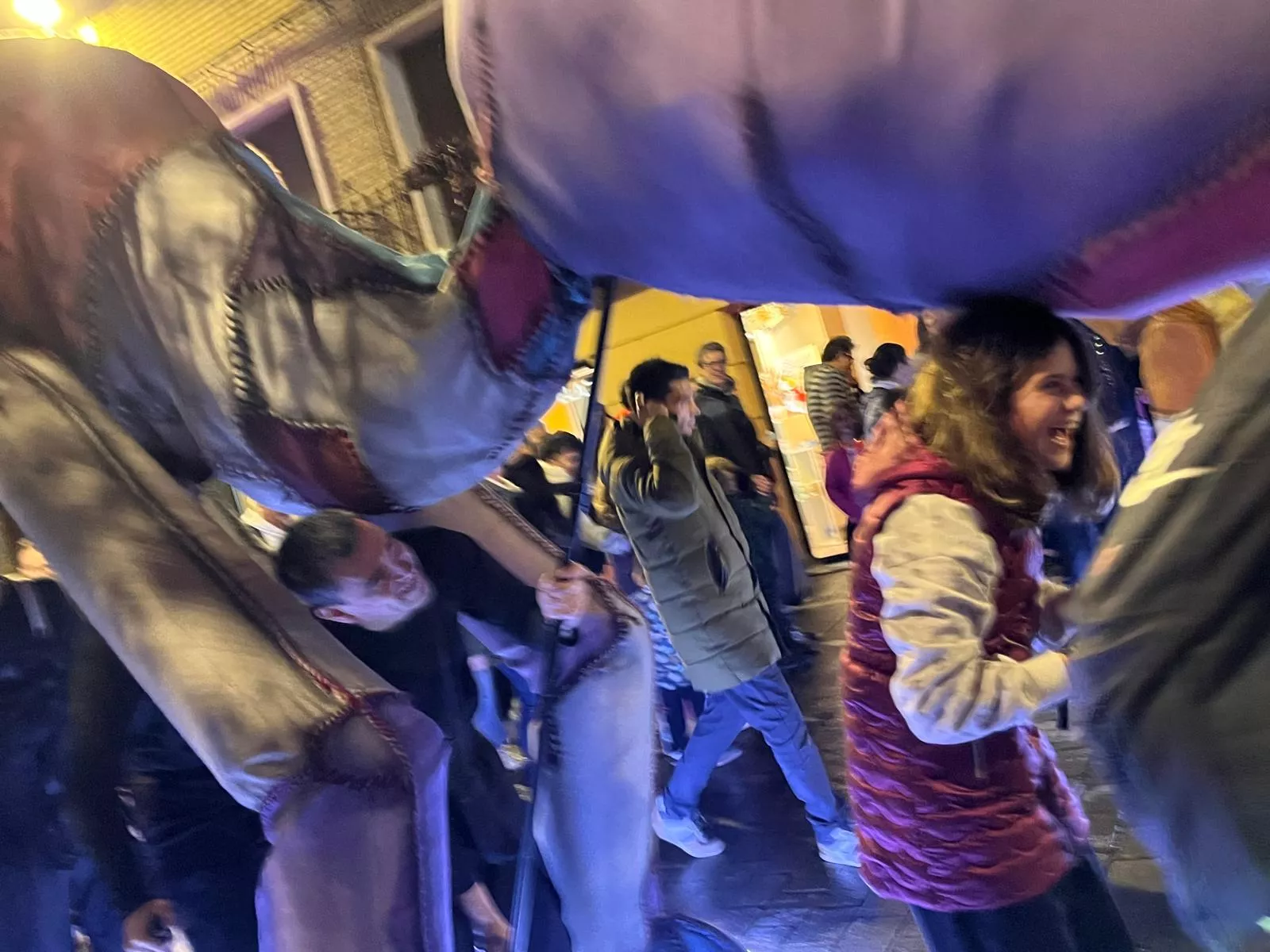 Pasacalles de “Les Nomades” y sus dinosaurios gigantes en el Spin Festival. Foto Mercedes Manterola