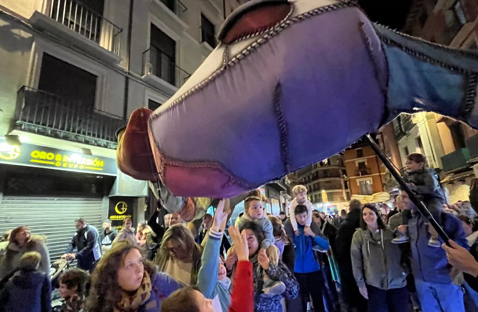 Pasacalles de “Les Nomades” y sus dinosaurios gigantes en el Spin Festival. Foto Mercedes Manterola