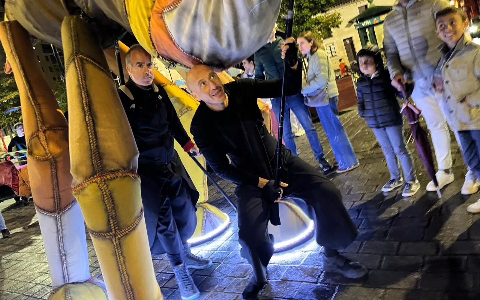 Pasacalles de “Les Nomades” y sus dinosaurios gigantes en el Spin Festival. Foto Mercedes Manterola