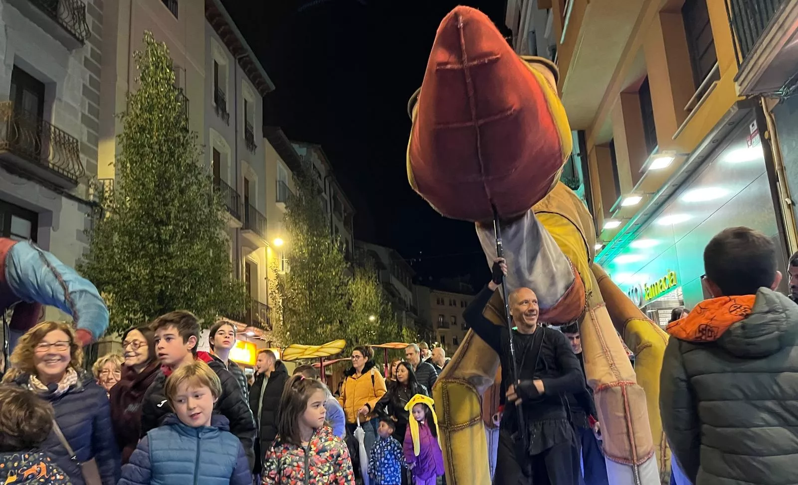 Pasacalles de “Les Nomades” y sus dinosaurios gigantes en el Spin Festival. Foto Mercedes Manterola
