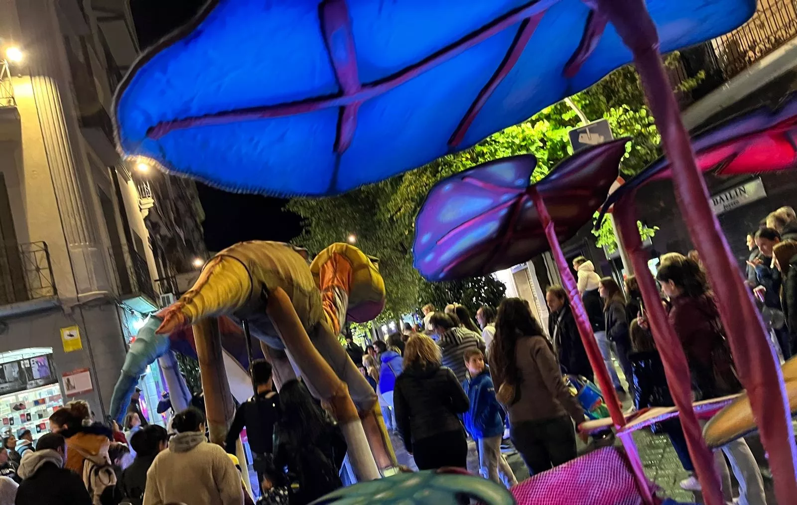 Pasacalles de “Les Nomades” y sus dinosaurios gigantes en el Spin Festival. Foto Mercedes Manterola