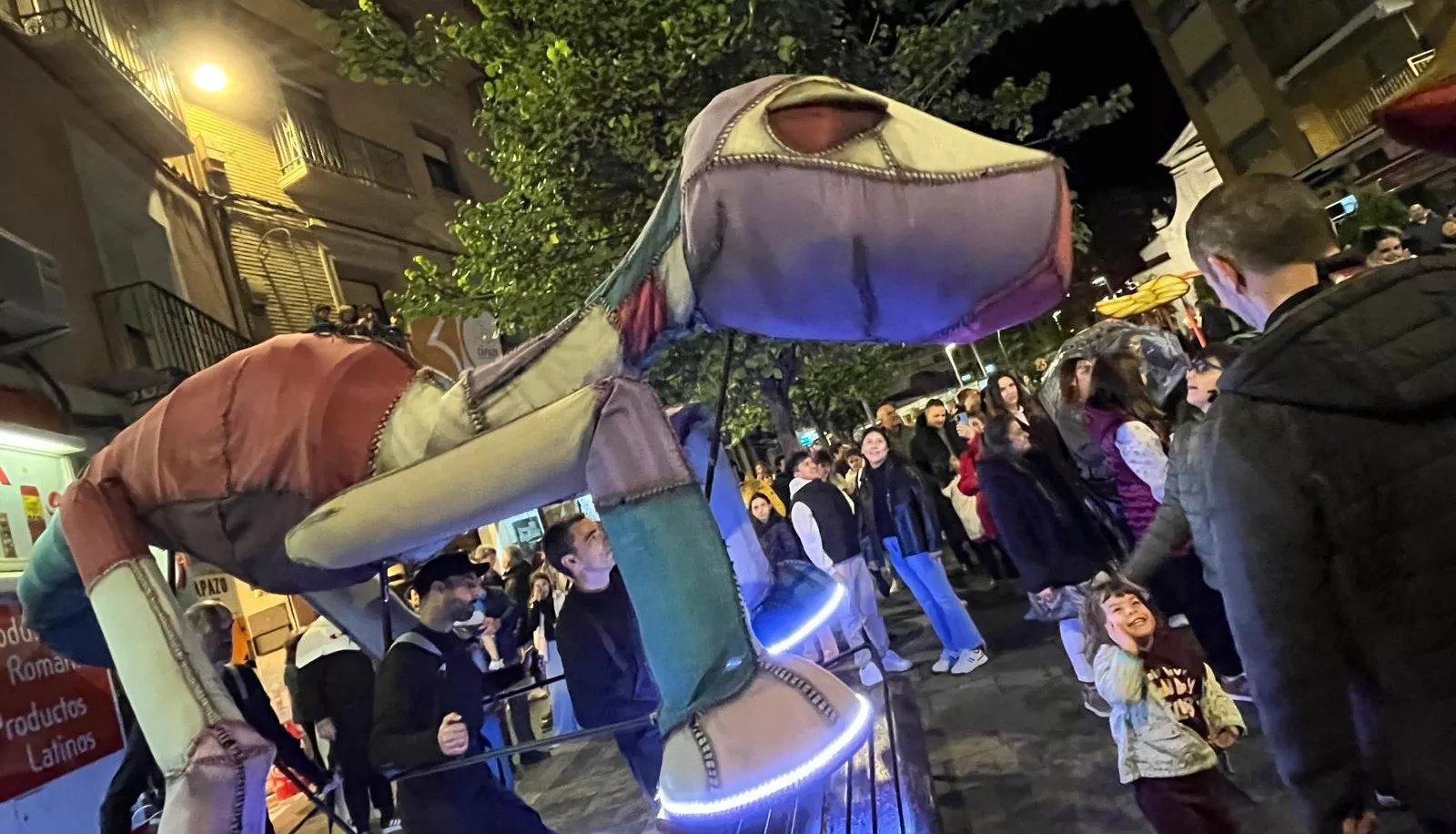 Pasacalles de “Les Nomades” y sus dinosaurios gigantes en el Spin Festival. Foto Mercedes Manterola