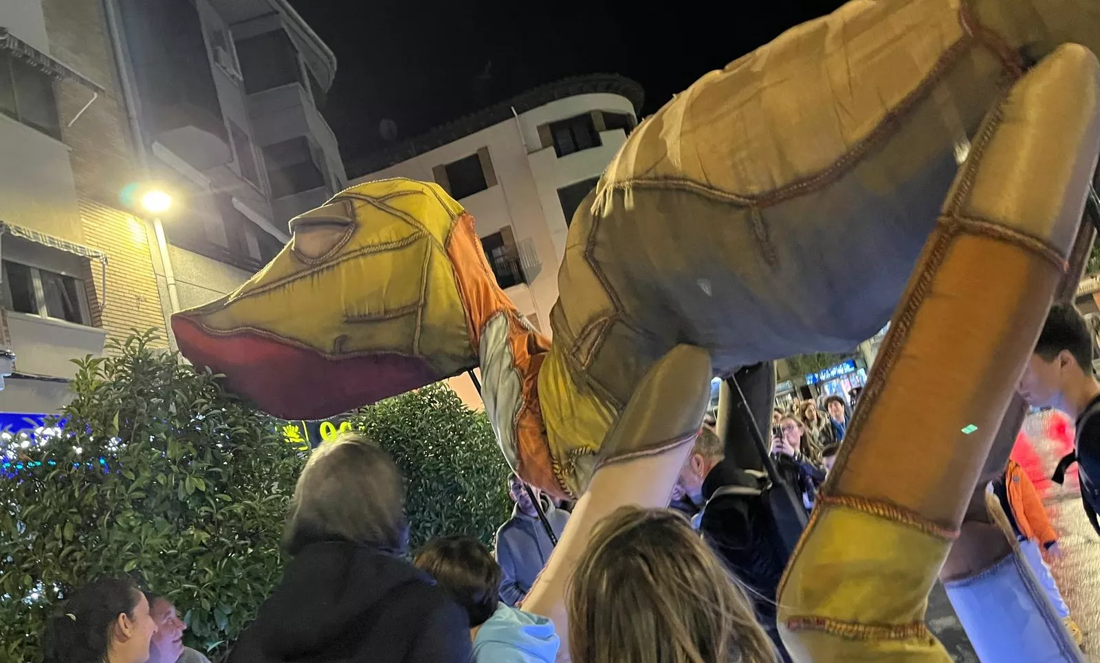 Pasacalles de “Les Nomades” y sus dinosaurios gigantes en el Spin Festival. Foto Mercedes Manterola