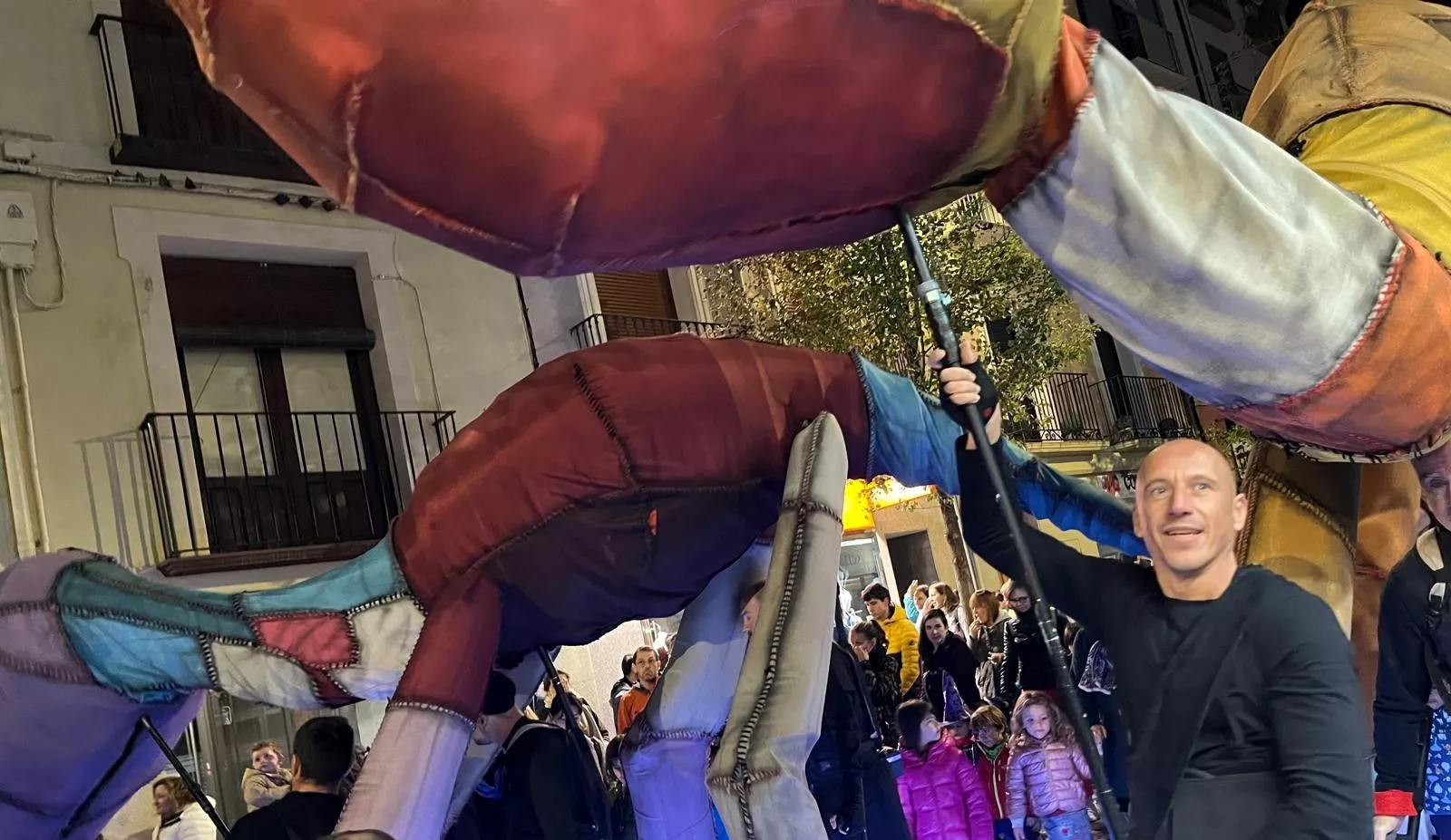 Pasacalles de “Les Nomades” y sus dinosaurios gigantes en el Spin Festival. Foto Mercedes Manterola