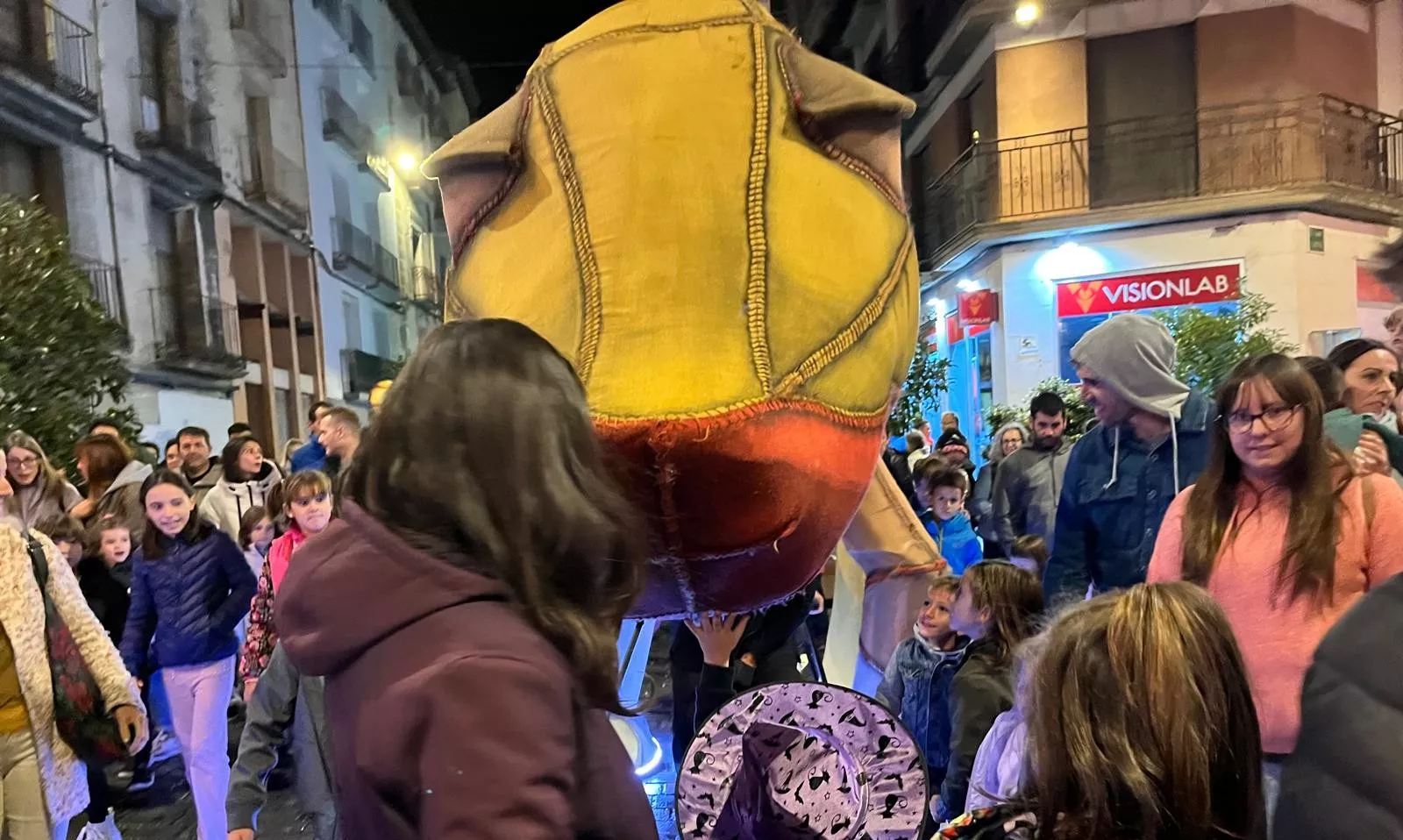 Pasacalles de “Les Nomades” y sus dinosaurios gigantes en el Spin Festival. Foto Mercedes Manterola