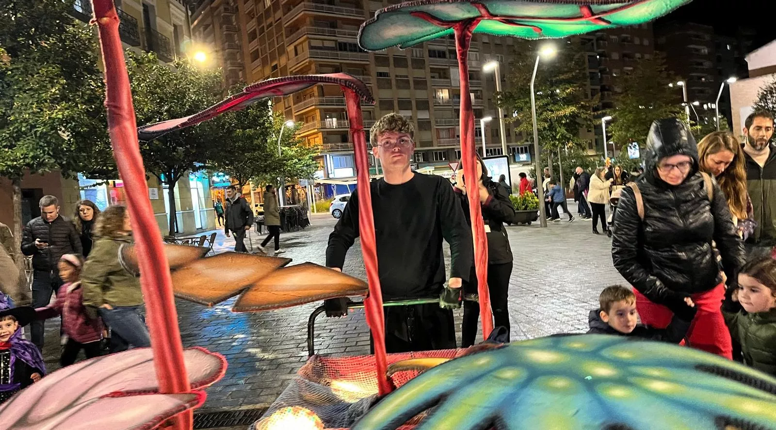 Pasacalles de “Les Nomades” y sus dinosaurios gigantes en el Spin Festival. Foto Mercedes Manterola