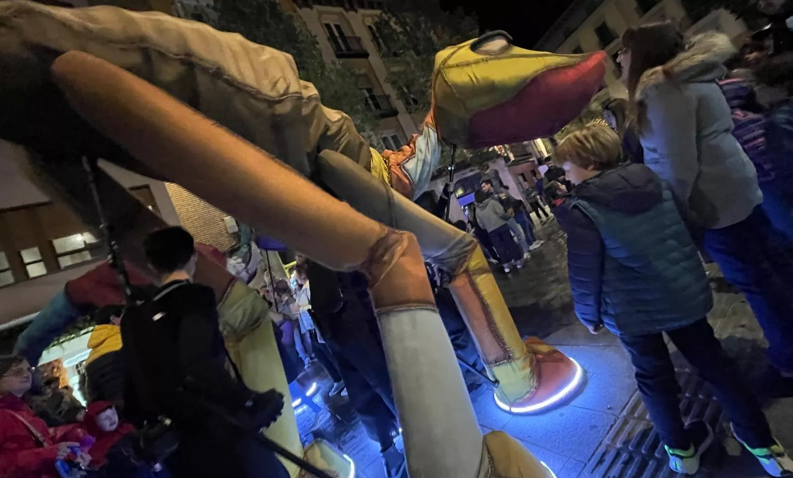 Pasacalles de “Les Nomades” y sus dinosaurios gigantes en el Spin Festival. Foto Mercedes Manterola