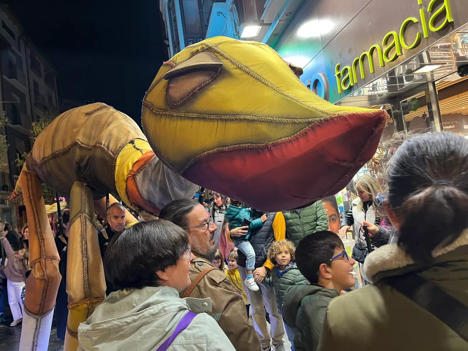 Pasacalles de “Les Nomades” y sus dinosaurios gigantes en el Spin Festival. Foto Mercedes Manterola