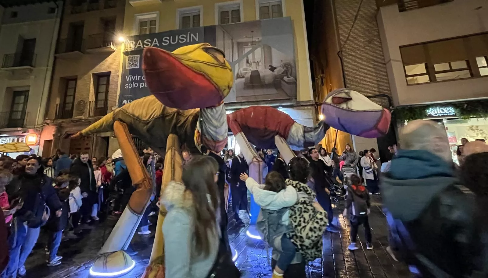 Pasacalles de “Les Nomades” y sus dinosaurios gigantes en el Spin Festival. Foto Mercedes Manterola
