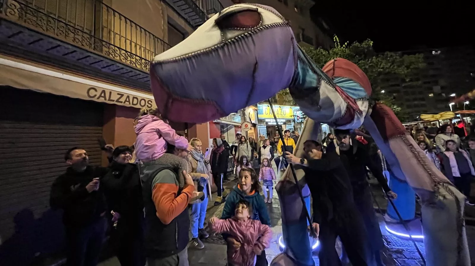 Pasacalles de “Les Nomades” y sus dinosaurios gigantes en el Spin Festival. Foto Mercedes Manterola