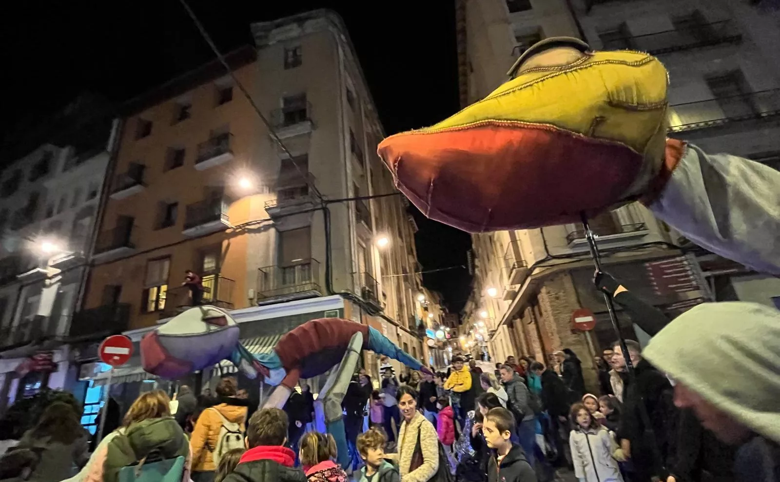 Pasacalles de “Les Nomades” y sus dinosaurios gigantes en el Spin Festival. Foto Mercedes Manterola