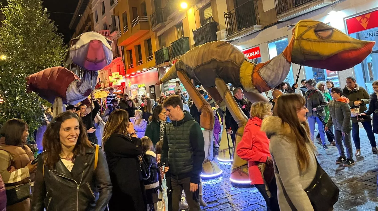Pasacalles de “Les Nomades” y sus dinosaurios gigantes en el Spin Festival. Foto Mercedes Manterola