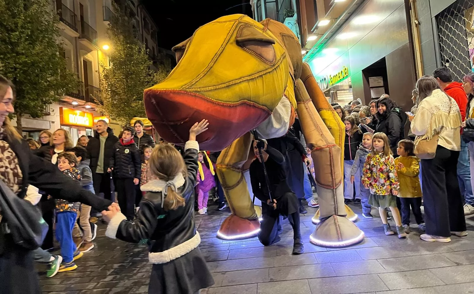 Huesca se rinde ante la ternura de los dinosaurios gigantes del Spin Festival. Foto Mercedes Manterola