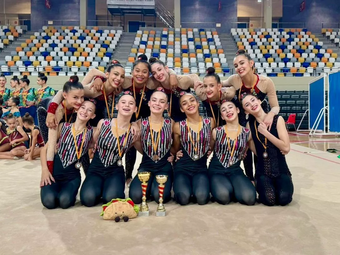 Conjuntos Infantil y Junior del Club 90 en la final del Campeonato de Aragón.