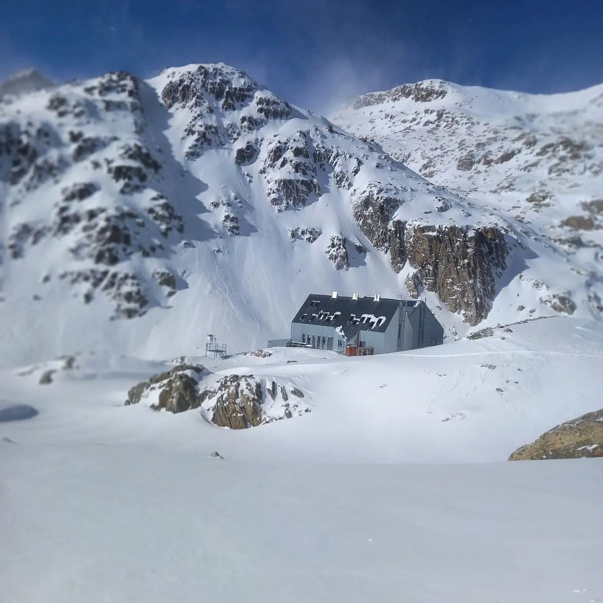 Refugio de Cap de Llauset en una tregua de las precipitaciones de nieve de las últimas horas Refugio de Cap de Llauset en una tregua de las precipitaciones de nieve de las últimas horas