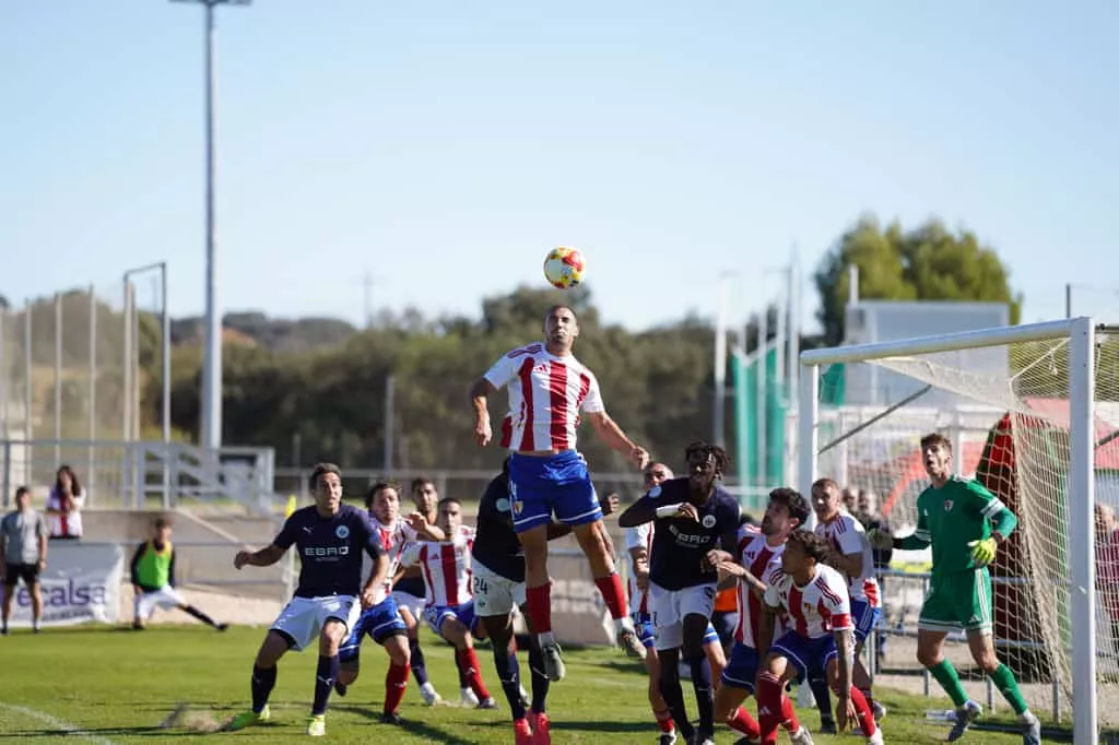 Mingotes despeja un balón en el partido del Barbastro ante el Atlétic Lleida. Foto: Dani Vidal