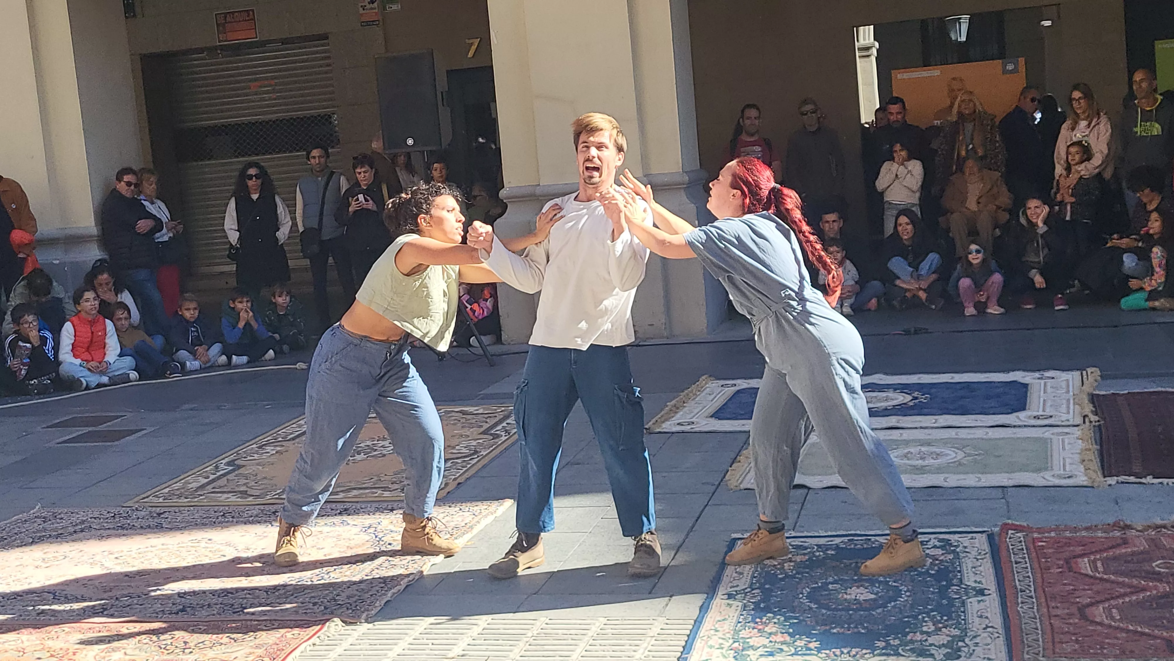 Espectáculo de teatro físico “Esberlar” en los Porches de Galicia. Foto Mercedes Manterola