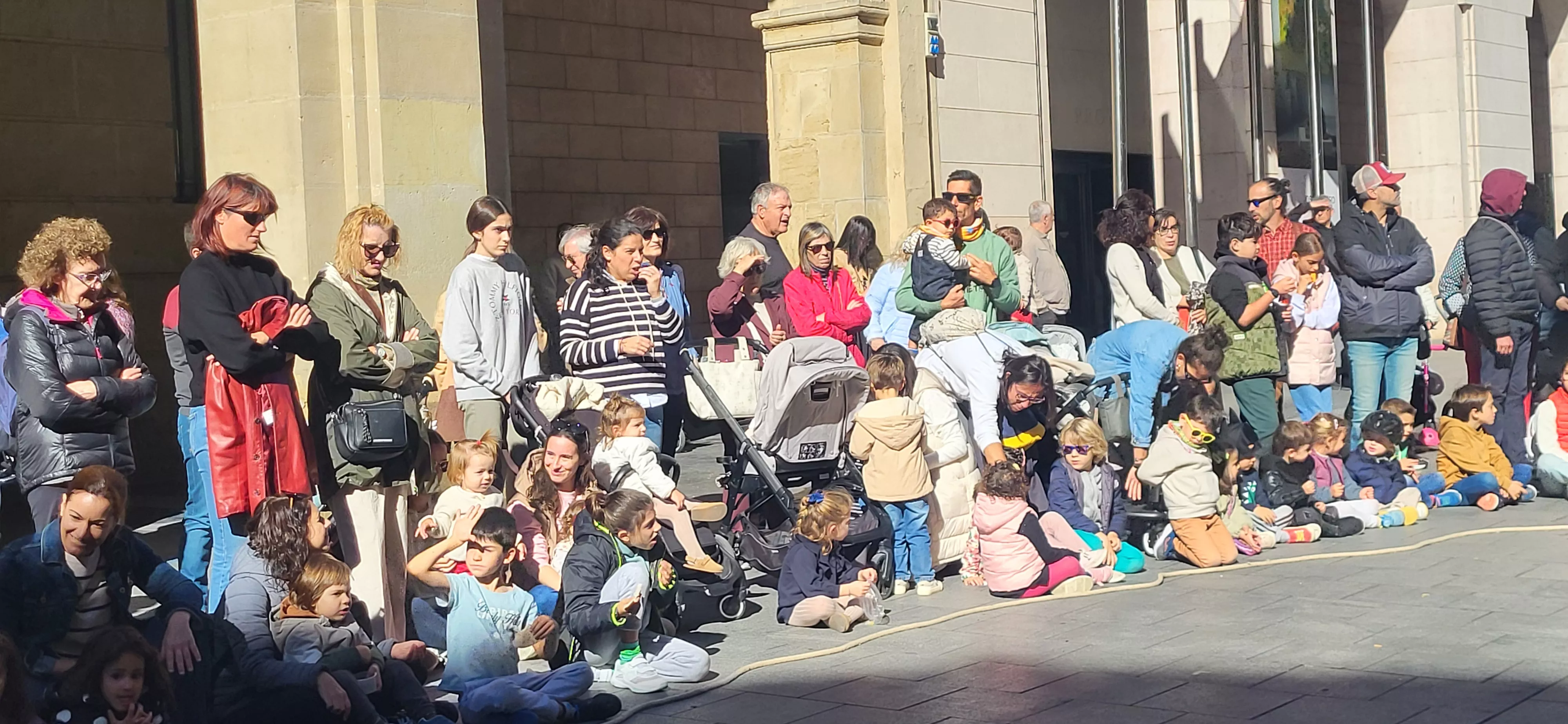 Espectáculo de teatro físico “Esberlar” en los Porches de Galicia. Foto Mercedes Manterola