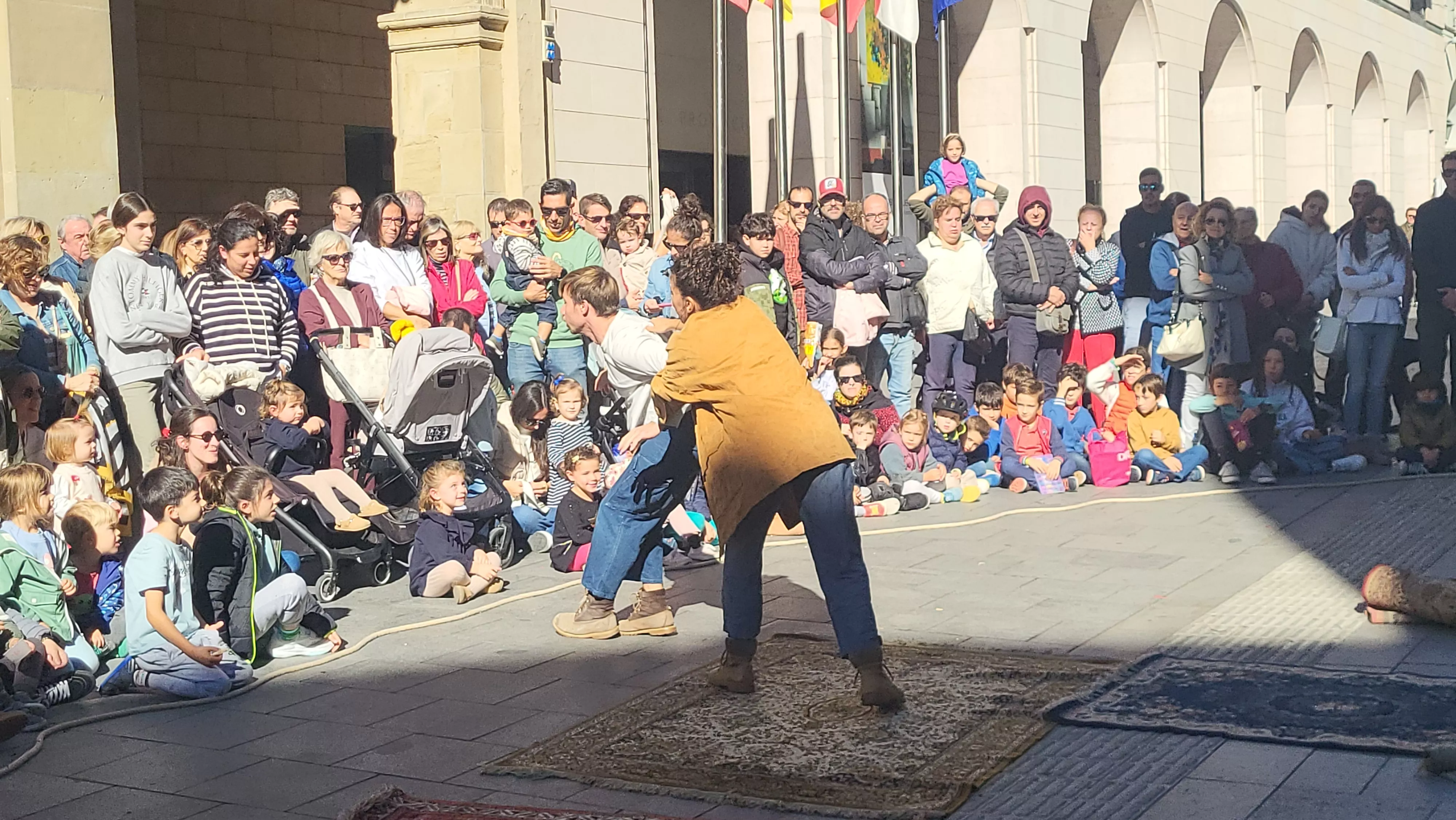 Espectáculo de teatro físico “Esberlar” en los Porches de Galicia. Foto Mercedes Manterola