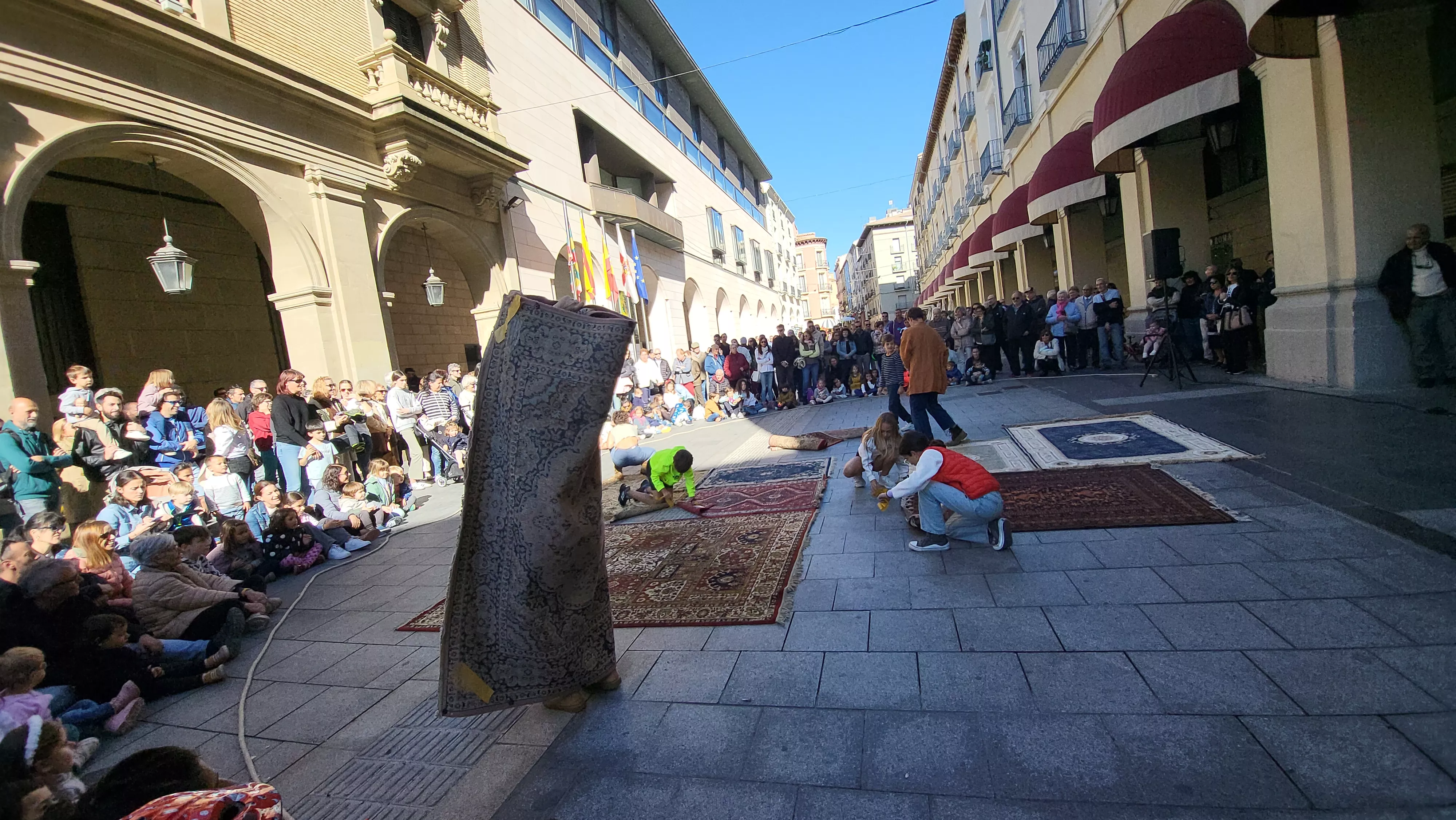 Espectáculo de teatro físico “Esberlar” en los Porches de Galicia. Foto Mercedes Manterola