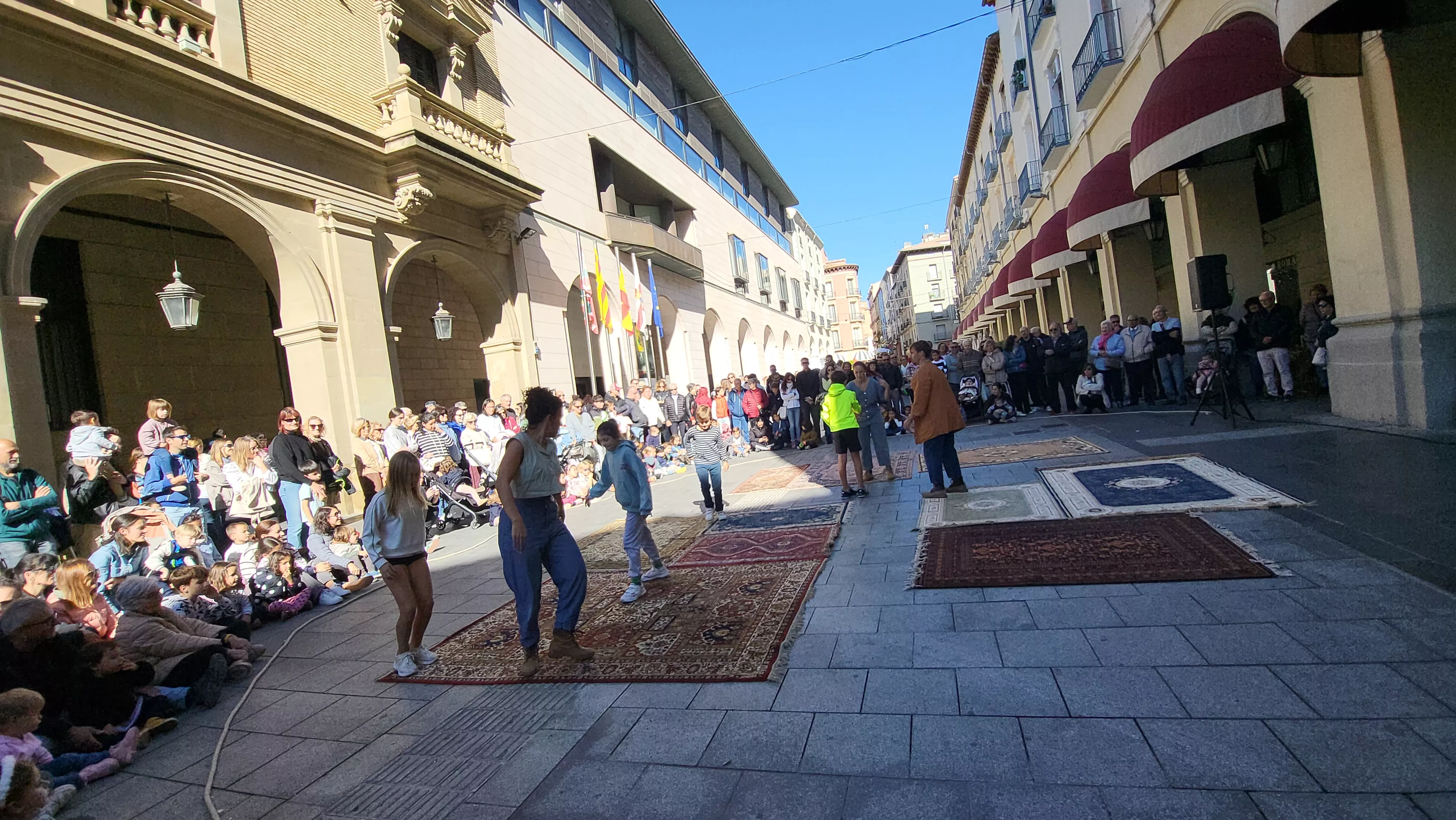 Espectáculo de teatro físico “Esberlar” en los Porches de Galicia. Foto Mercedes Manterola