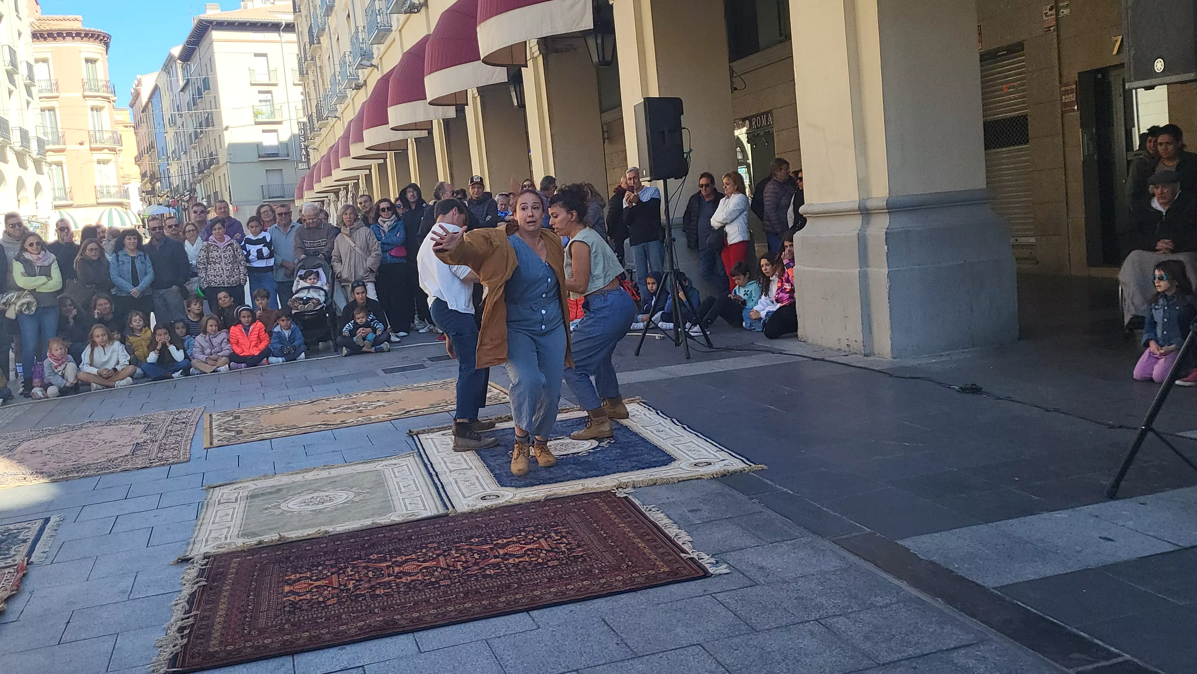 Espectáculo de teatro físico “Esberlar” en los Porches de Galicia. Foto Mercedes Manterola