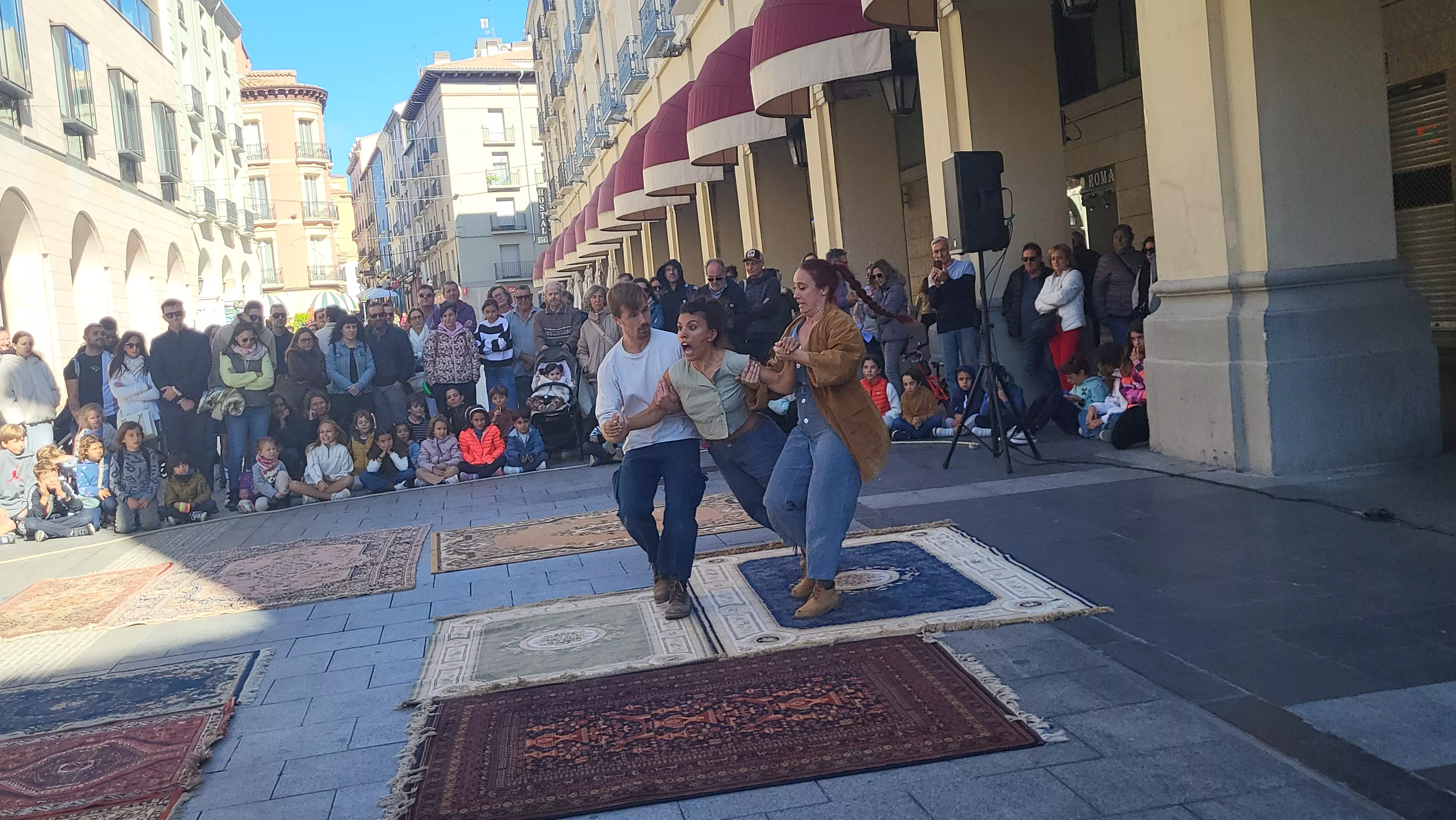 Espectáculo de teatro físico “Esberlar” en los Porches de Galicia. Foto Mercedes Manterola