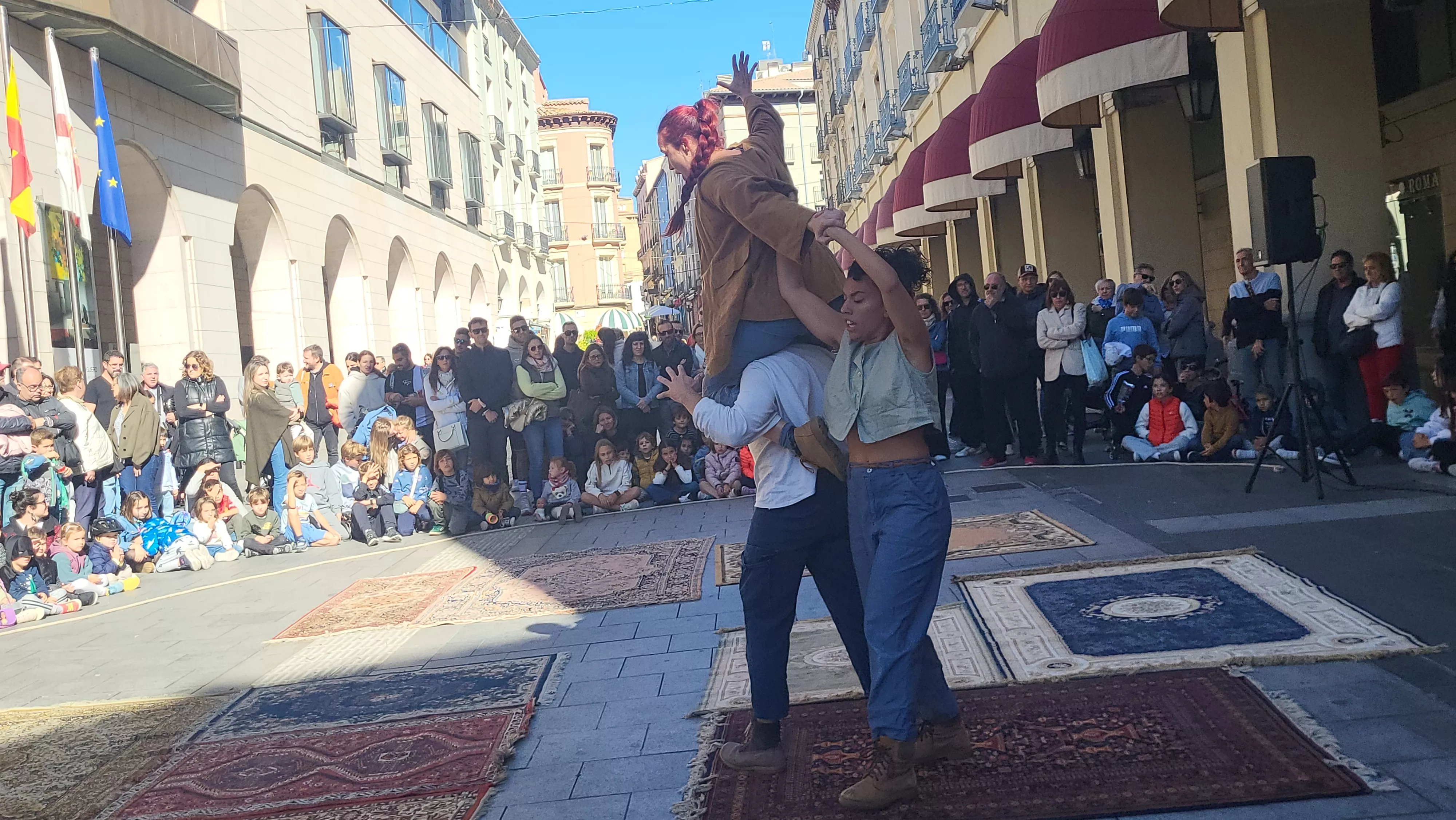 Espectáculo de teatro físico “Esberlar” en los Porches de Galicia. Foto Mercedes Manterola