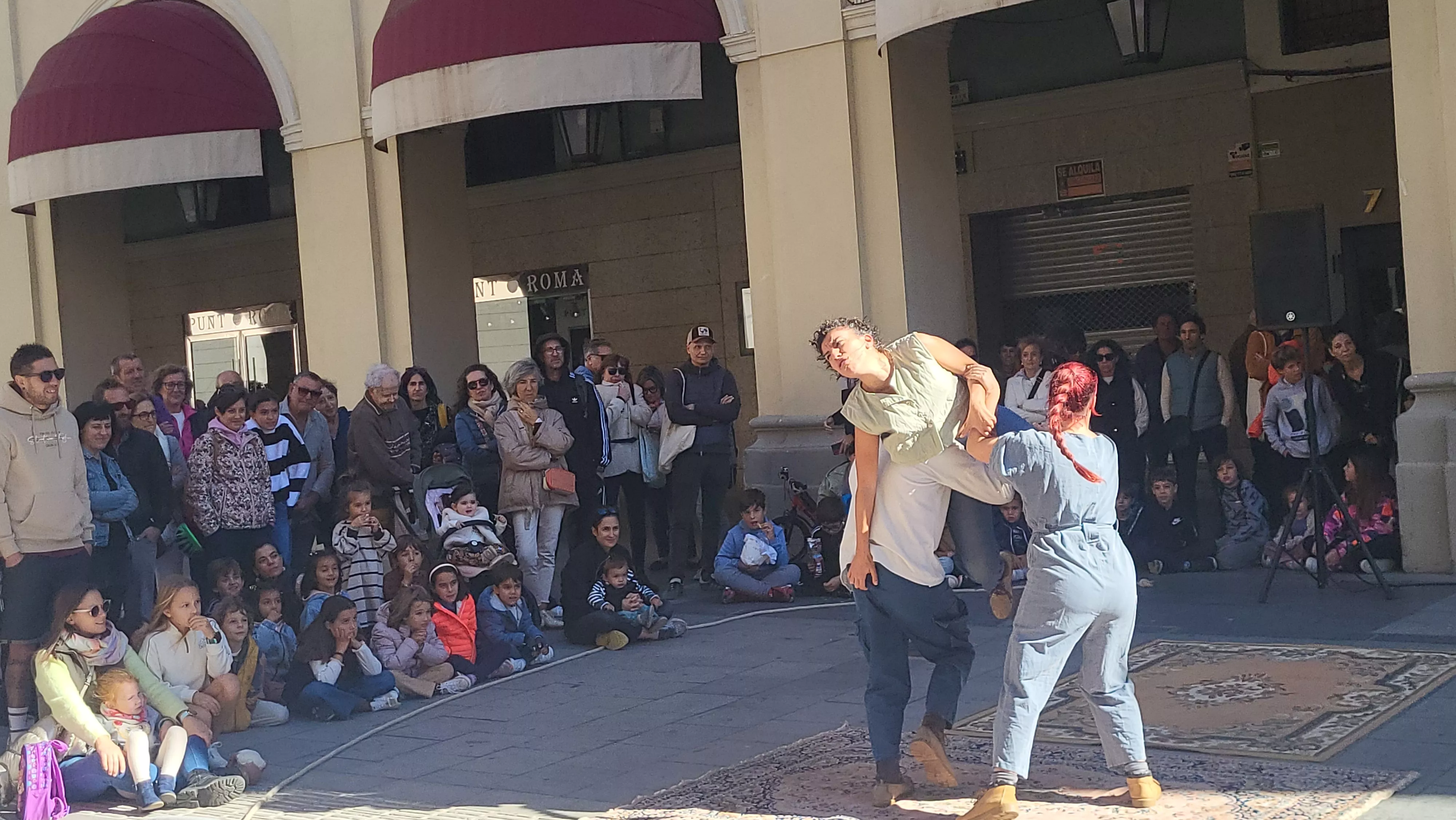 Espectáculo de teatro físico “Esberlar” en los Porches de Galicia. Foto Mercedes Manterola