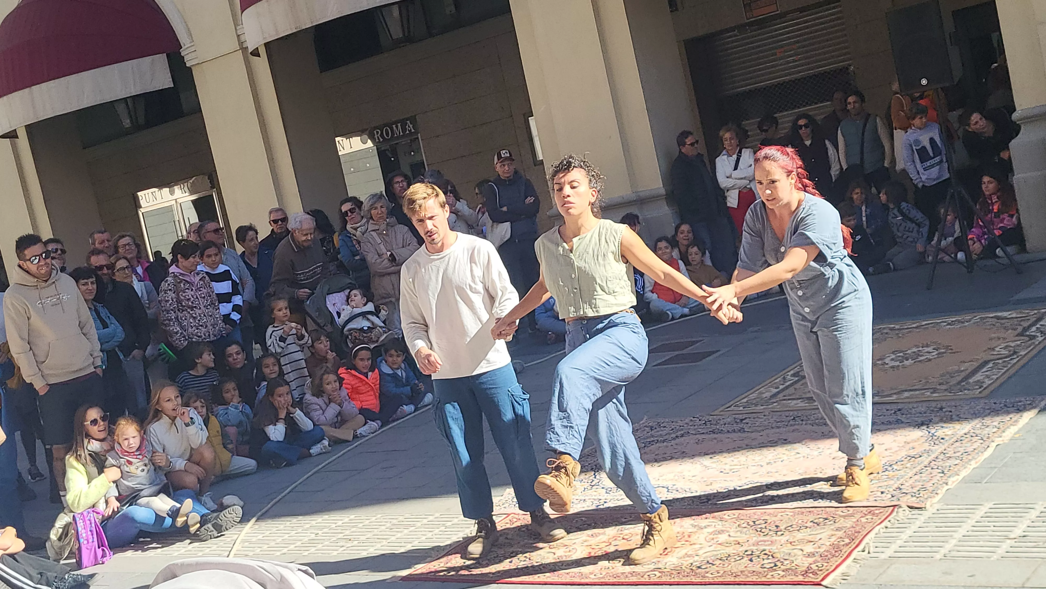 Espectáculo de teatro físico “Esberlar” en los Porches de Galicia. Foto Mercedes Manterola