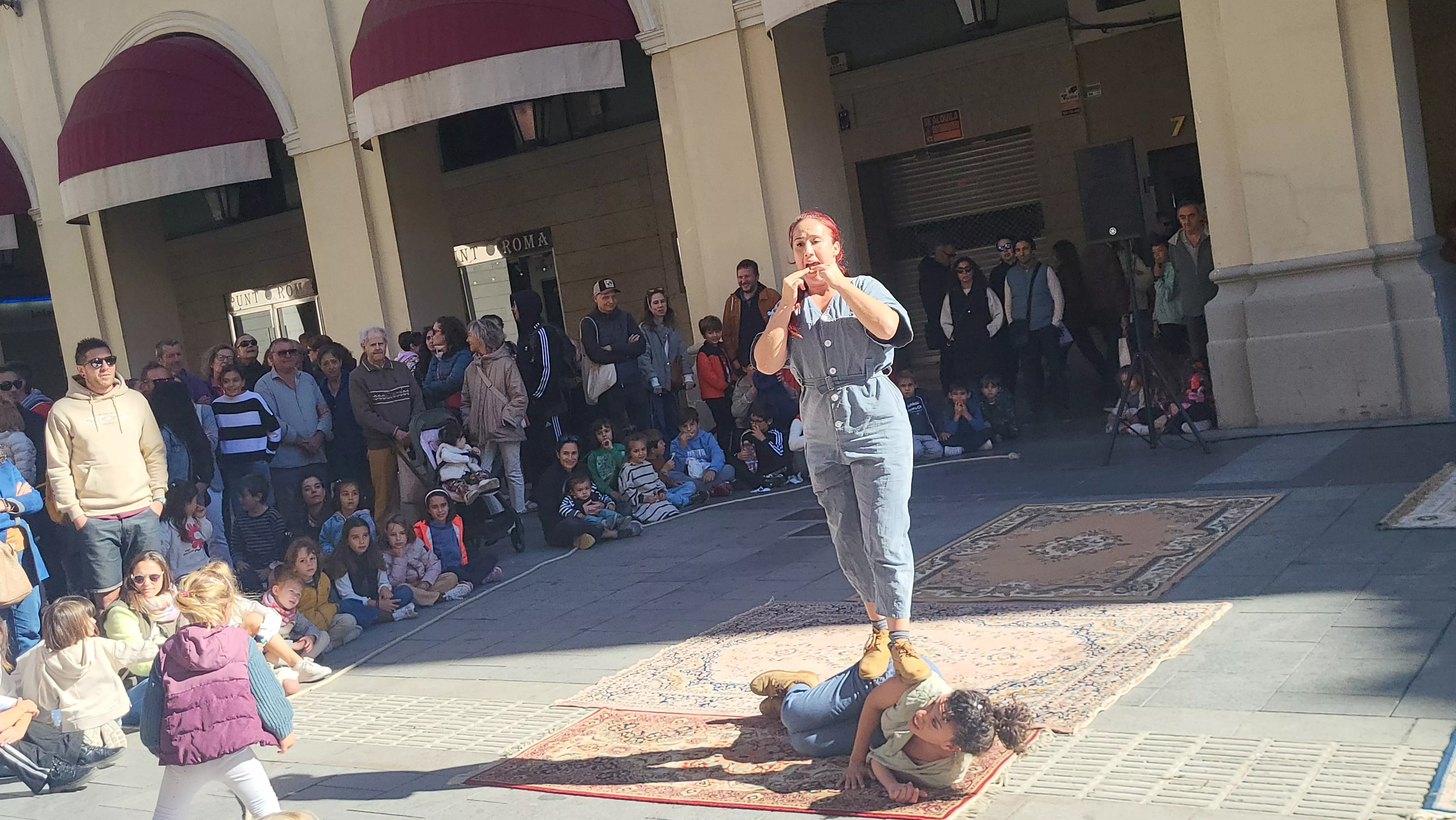 Espectáculo de teatro físico “Esberlar” en los Porches de Galicia. Foto Mercedes Manterola