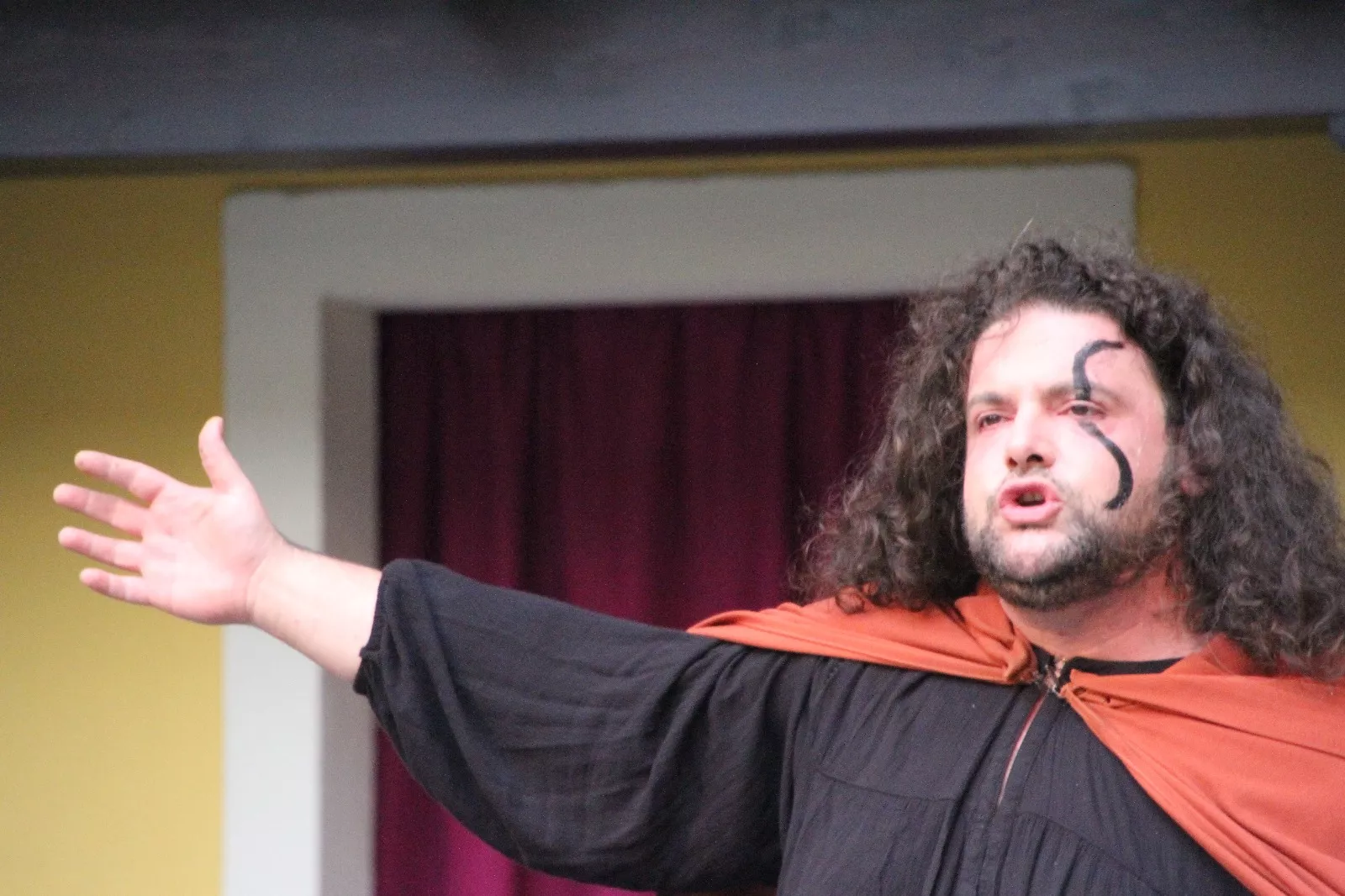 La Celestina 'el bululú', con Roberto Nistal, en el Corral de Comedias de Robres. Foto Carlos Neofato