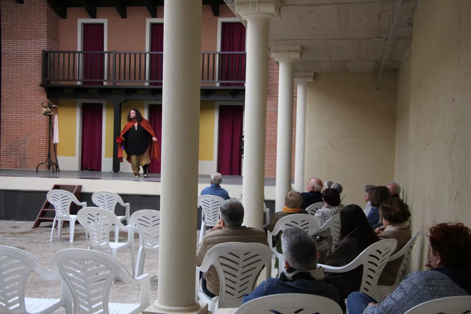 La Celestina 'el bululú', con Roberto Nistal, en el Corral de Comedias de Robres. Foto Carlos Neofato