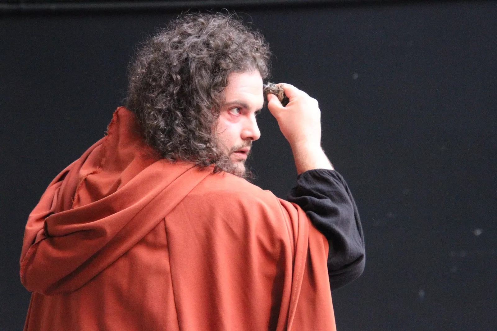 La Celestina 'el bululú', con Roberto Nistal, en el Corral de Comedias de Robres. Foto Carlos Neofato