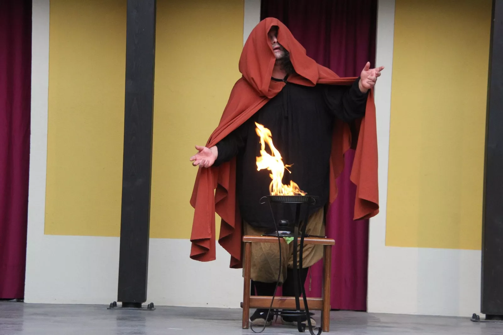 La Celestina 'el bululú', con Roberto Nistal, en el Corral de Comedias de Robres. Foto Carlos Neofato