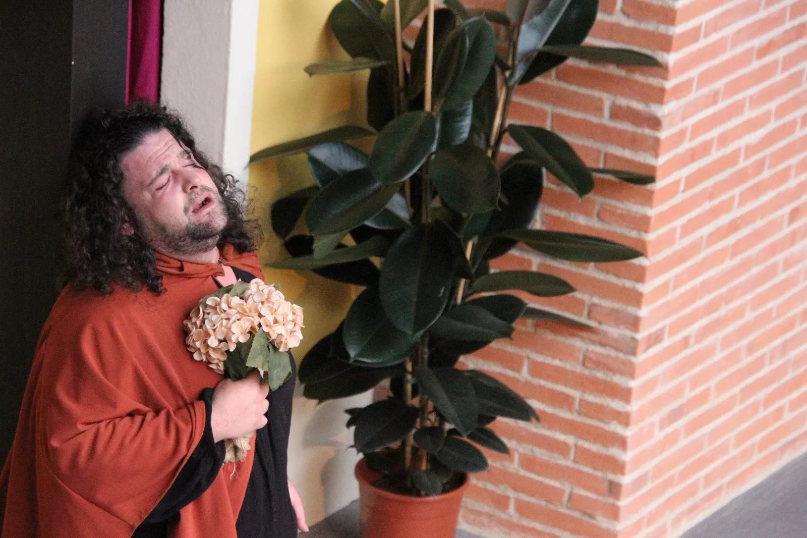 La Celestina 'el bululú', con Roberto Nistal, en el Corral de Comedias de Robres. Foto Carlos Neofato