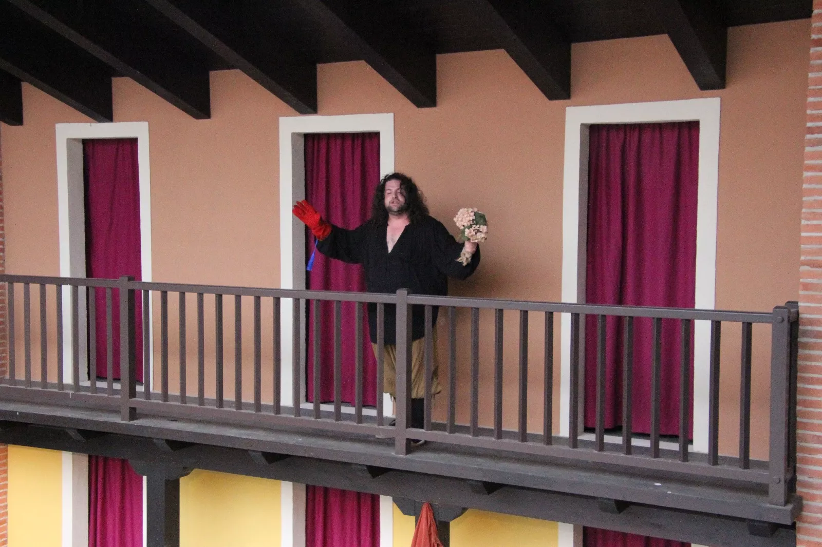 La Celestina 'el bululú', con Roberto Nistal, en el Corral de Comedias de Robres. Foto Carlos Neofato