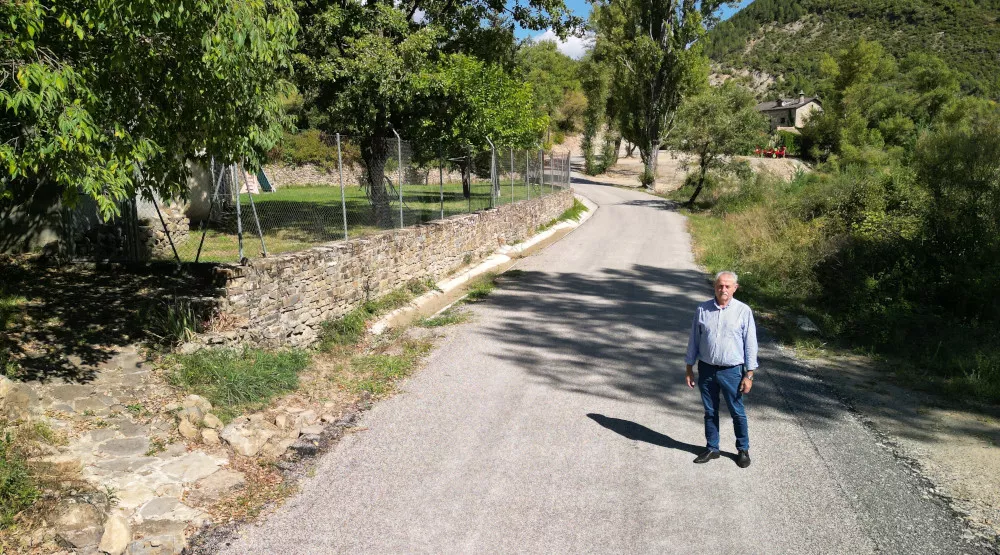 Álvaro Bescós en el acceso al núcleo de Lavalle.