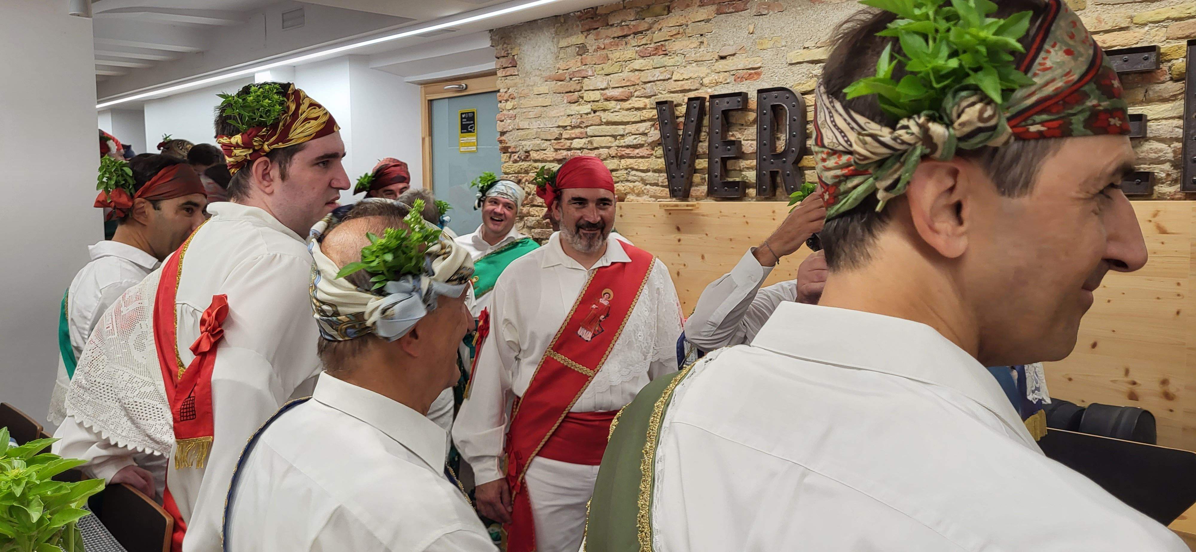 Los danzantes en la Botería, antes de la actuación